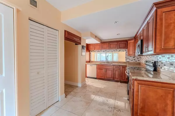 Miami, FL 33179,626 NE 195th St #626