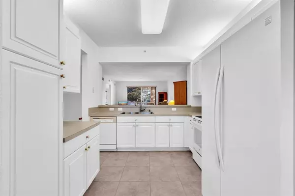 Tamarac, FL 33321,7735 Yardley Dr #201