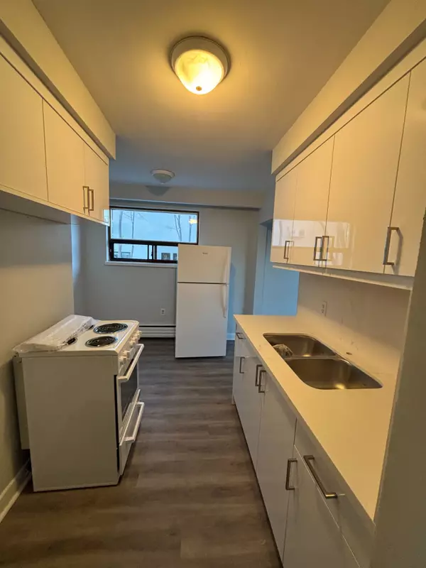 Toronto W06, ON M8V 2E4,268 Birmingham ST #4