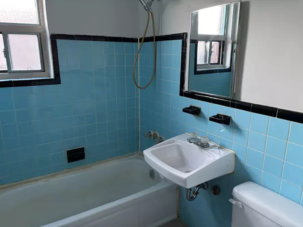 Toronto W06, ON M8V 2E4,268 Birmingham ST #4