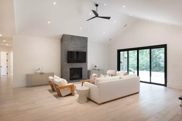 Huntsville, ON P1H 0A8,6 Royal Oak CRES