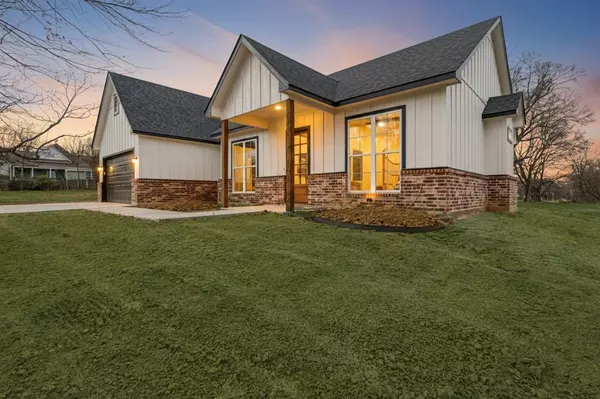 Blossom, TX 75416,535 E Fairview St