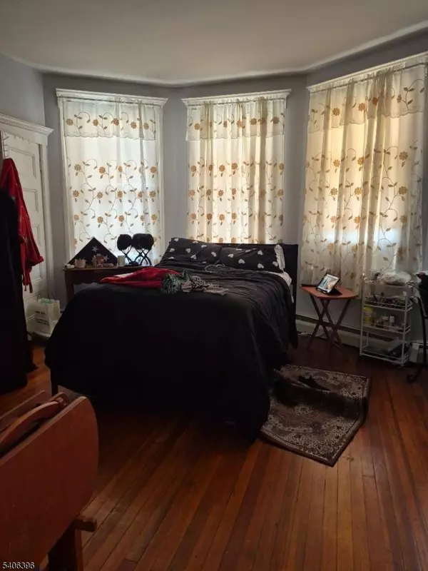 Jersey City, NJ 07305,77 Pearsall Ave