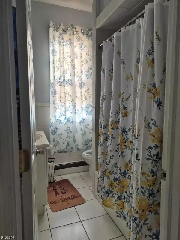 Jersey City, NJ 07305,77 Pearsall Ave