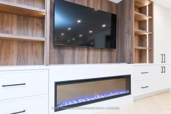 Toronto C02, ON M4V 2Y8,61 St Clair AVE W #805