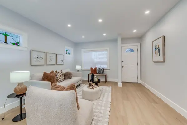 Toronto E03, ON M4K 2R9,977 Broadview AVE