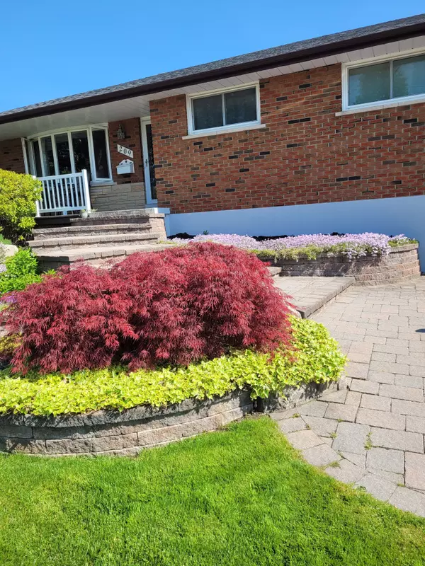 Whitby, ON L1N 3T2,209 Johnson AVE