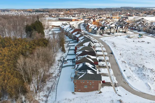 East Gwillimbury, ON L9N 0T7,58 Charles White CT