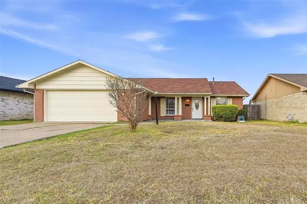 330 W Grenoble Drive, Grand Prairie, TX 75052