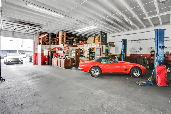 Oakland Park, FL 33334,1040 NE 44th St