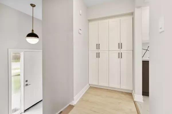 Mississauga, ON L5C 1Z7,3642 Ellengale DR