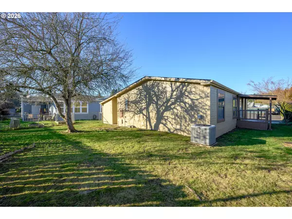 Newberg, OR 97132,301 E COLUMBIA DR #8