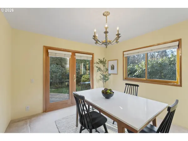 Eugene, OR 97401,847 FAIRWAY VIEW DR