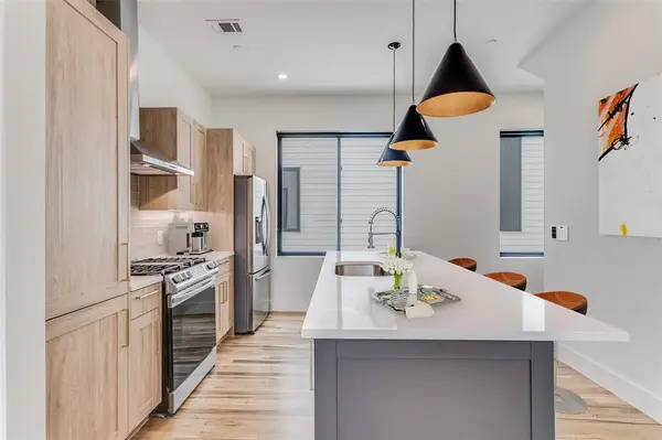 Dallas, TX 75206,5609 Live Oak Street #102