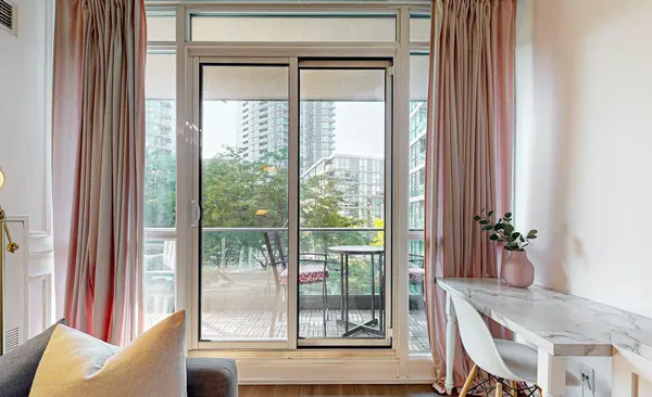 Toronto C01, ON M5V 4A1,209 Fort York BLVD #355