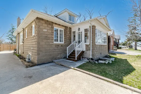 Brampton, ON L6Y 1M6,227 Queen ST W