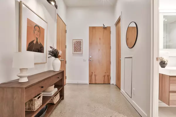 Toronto C08, ON M5B 2P7,155 Dalhousie ST #1013