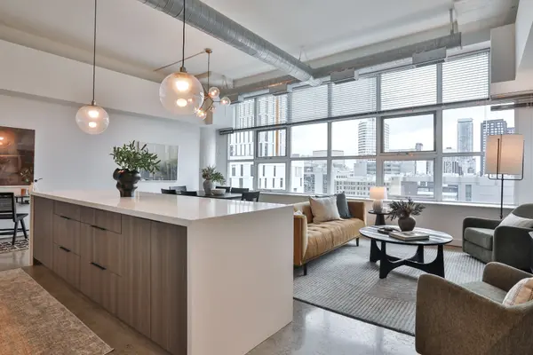 Toronto C08, ON M5B 2P7,155 Dalhousie ST #1013