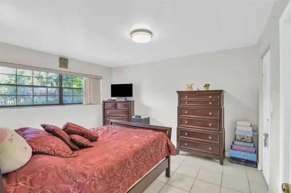 Miami, FL 33179,935 NE 199th St #103-16