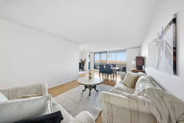 Burlington, ON L7P 3P4,2055 Upper Middle RD #602