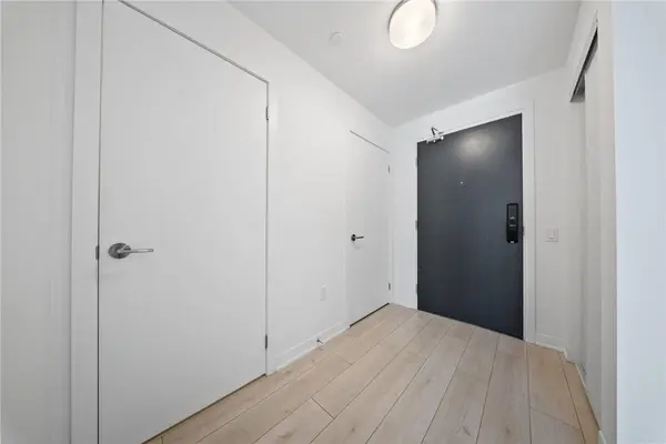 Oakville, ON L6M 5R8,395 Dundas ST W #414