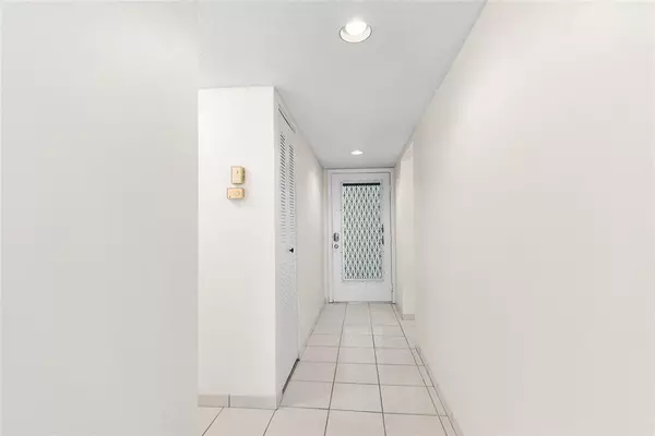 Fort Lauderdale, FL 33321,9676 W Mcnab Rd #110