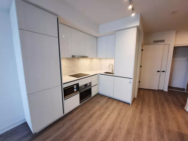 Vaughan, ON L4K 5Z7,8 Interchange WAY #1815