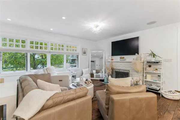 Oakville, ON L6K 2V4,89 Holyrood AVE