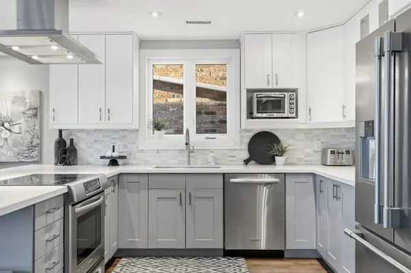 Burlington, ON L7N 1M8,3230 New ST #3