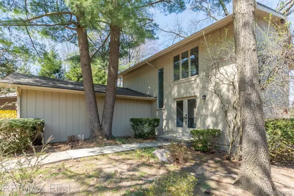 West Bloomfield, MI 48324,6620 RED CEDAR LN