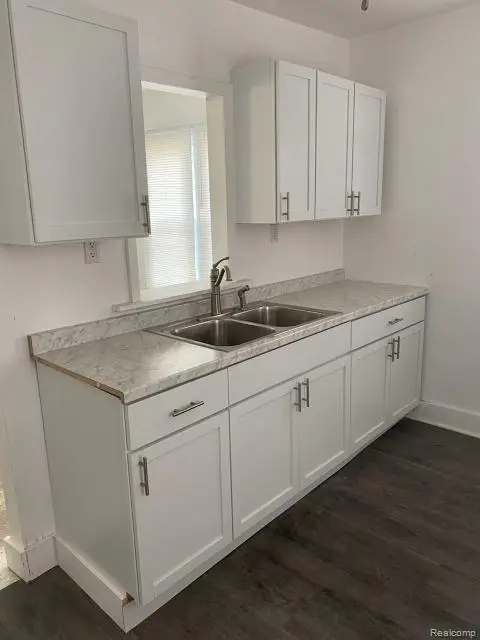 Detroit, MI 48213,9810 E OUTER DR