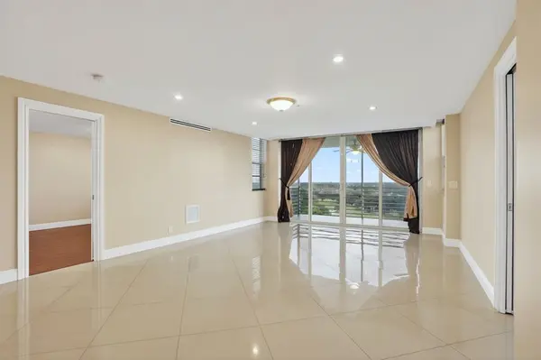 Pompano Beach, FL 33069,3499 Oaks Way #909