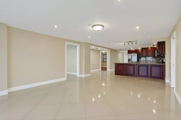 Pompano Beach, FL 33069,3499 Oaks Way #909