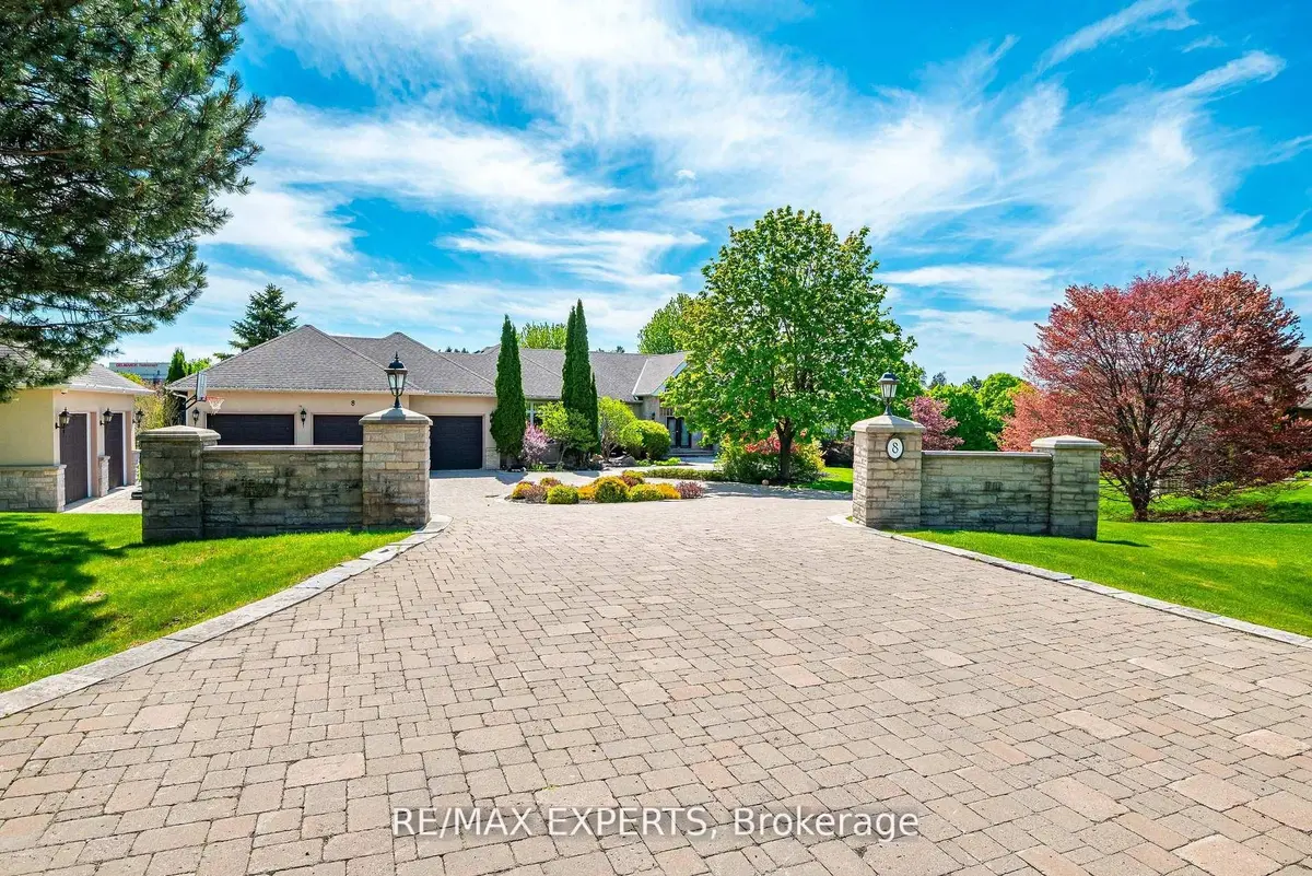 8 Alm CT, Aurora, ON L4G 6W7