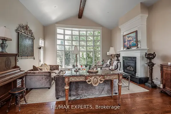 Aurora, ON L4G 6W7,8 Alm CT