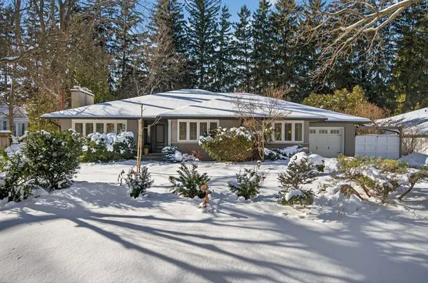 16 Lovers LN, Hamilton, ON L9G 1G3