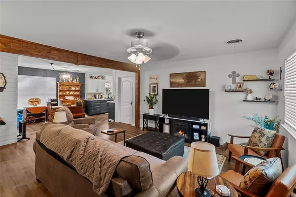 Cleburne, TX 76033,107 Woodard Avenue