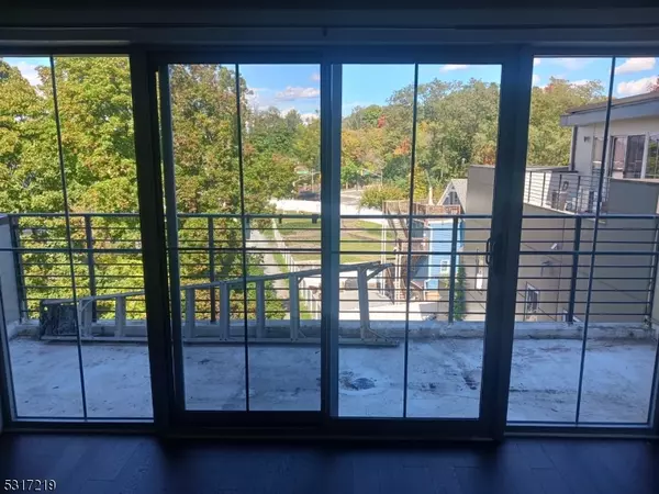 Morristown Town, NJ 07960,10 Ford Ave #303