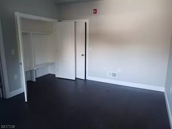 Morristown Town, NJ 07960,10 Ford Ave #303