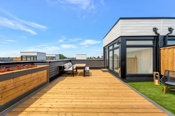 Ajax, ON L1S 0G5,188 Angus DR #3