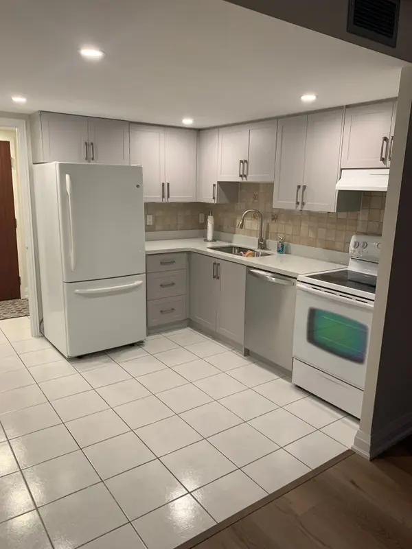 Mississauga, ON L5C 4H3,880 Dundas ST W #1204