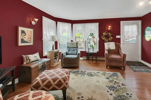 Grimsby, ON L3M 1L6,110 Livingston AVE