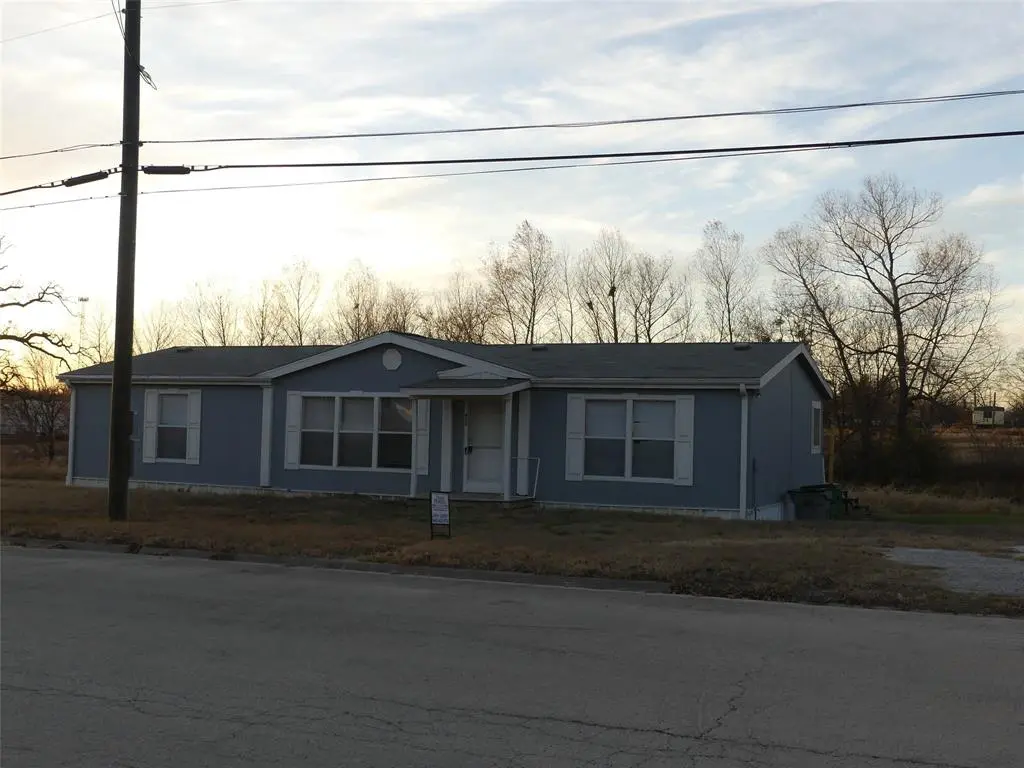 Bowie, TX 76230,422 Hutchinson Street