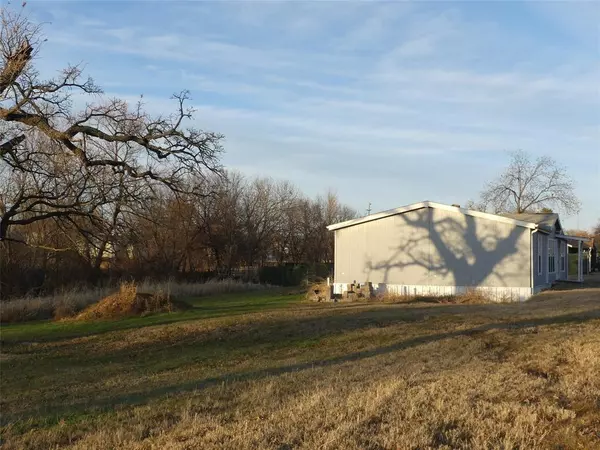 Bowie, TX 76230,422 Hutchinson Street