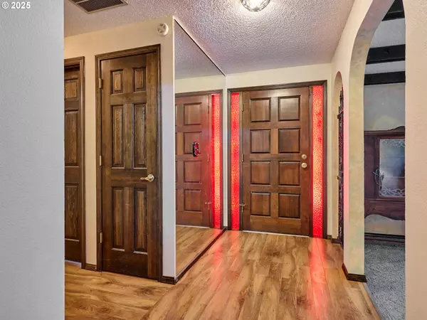 Mill City, OR 97360,940 SW MAIN AVE