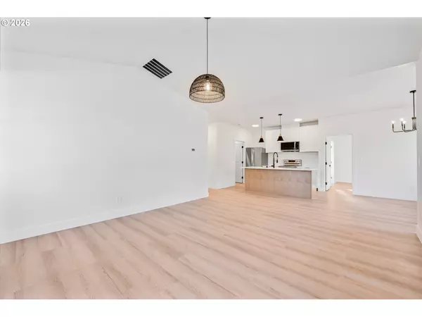 Longview, WA 98632,176 Wake Robin LN