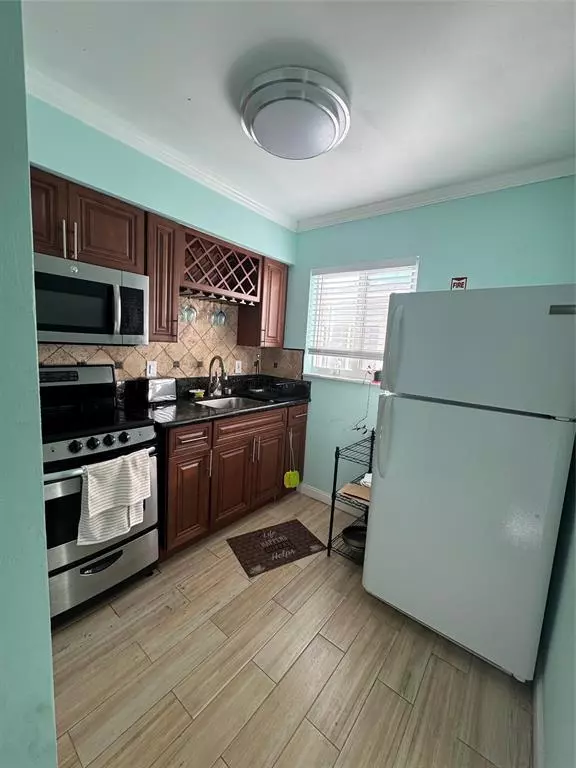 Hollywood, FL 33019,323 Monroe St #3