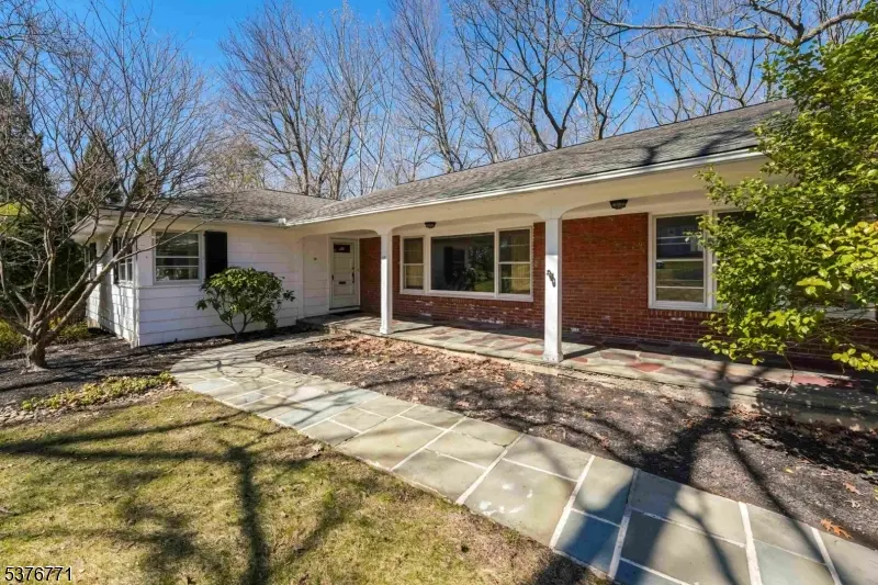 Livingston Twp., NJ 07039,17 Oxford Dr