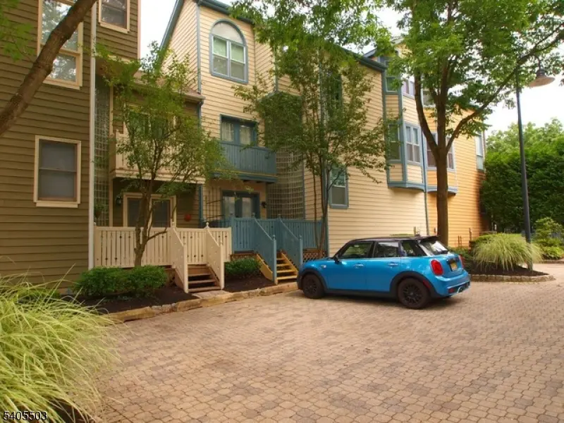 Lambertville City, NJ 08530,8 Raritan Pointe