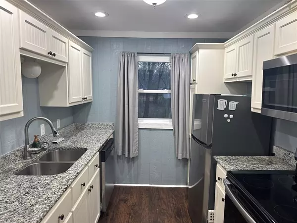 Campbell, TX 75422,511 W REDWOOD